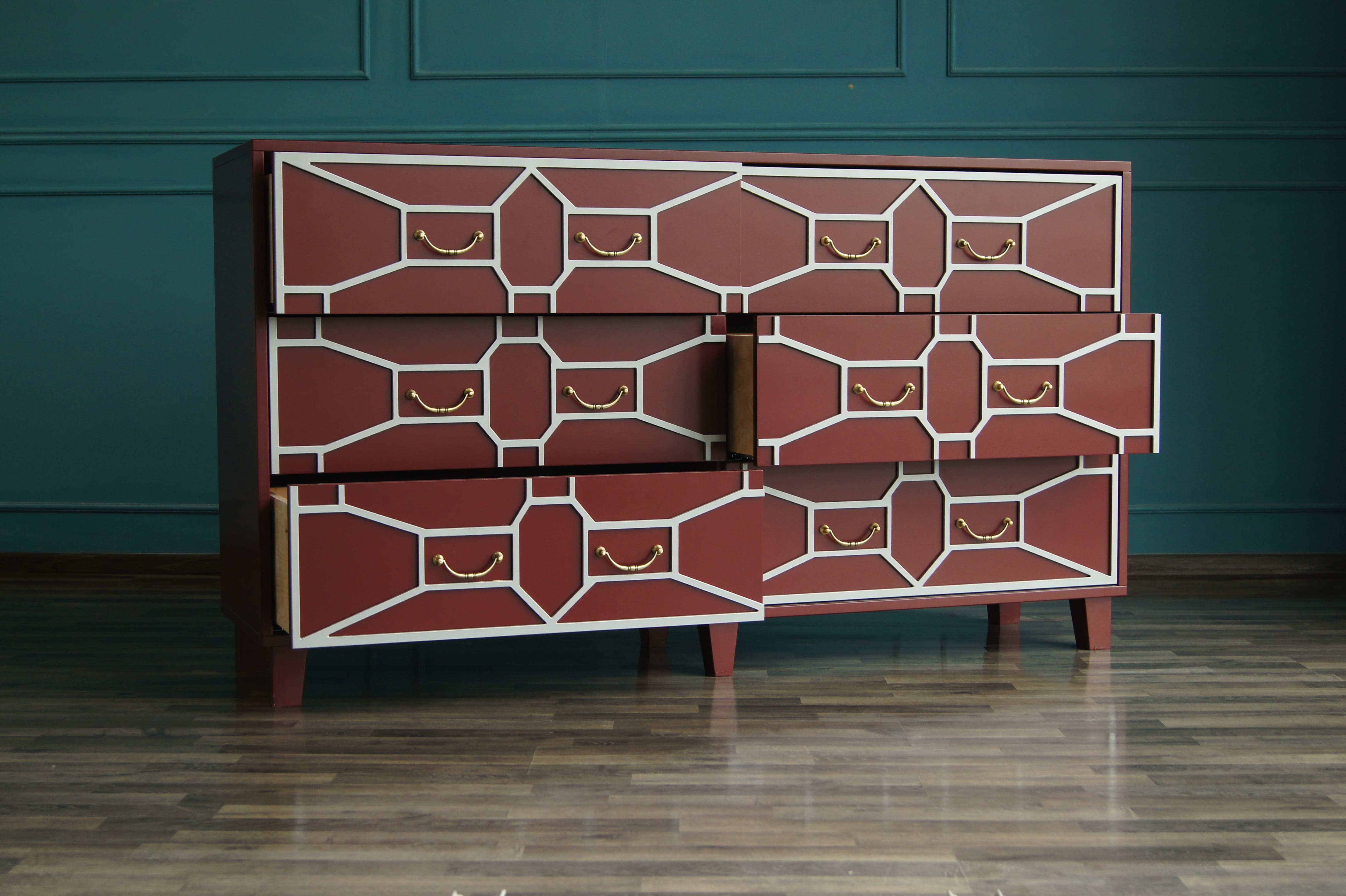 Бордовый комод "Emerald" 6 ящиков арт DSC348ETG/R в интерьере в Москве Бордовый комод "Emerald" 6 ящиков арт DSC348ETG/R в интерьере