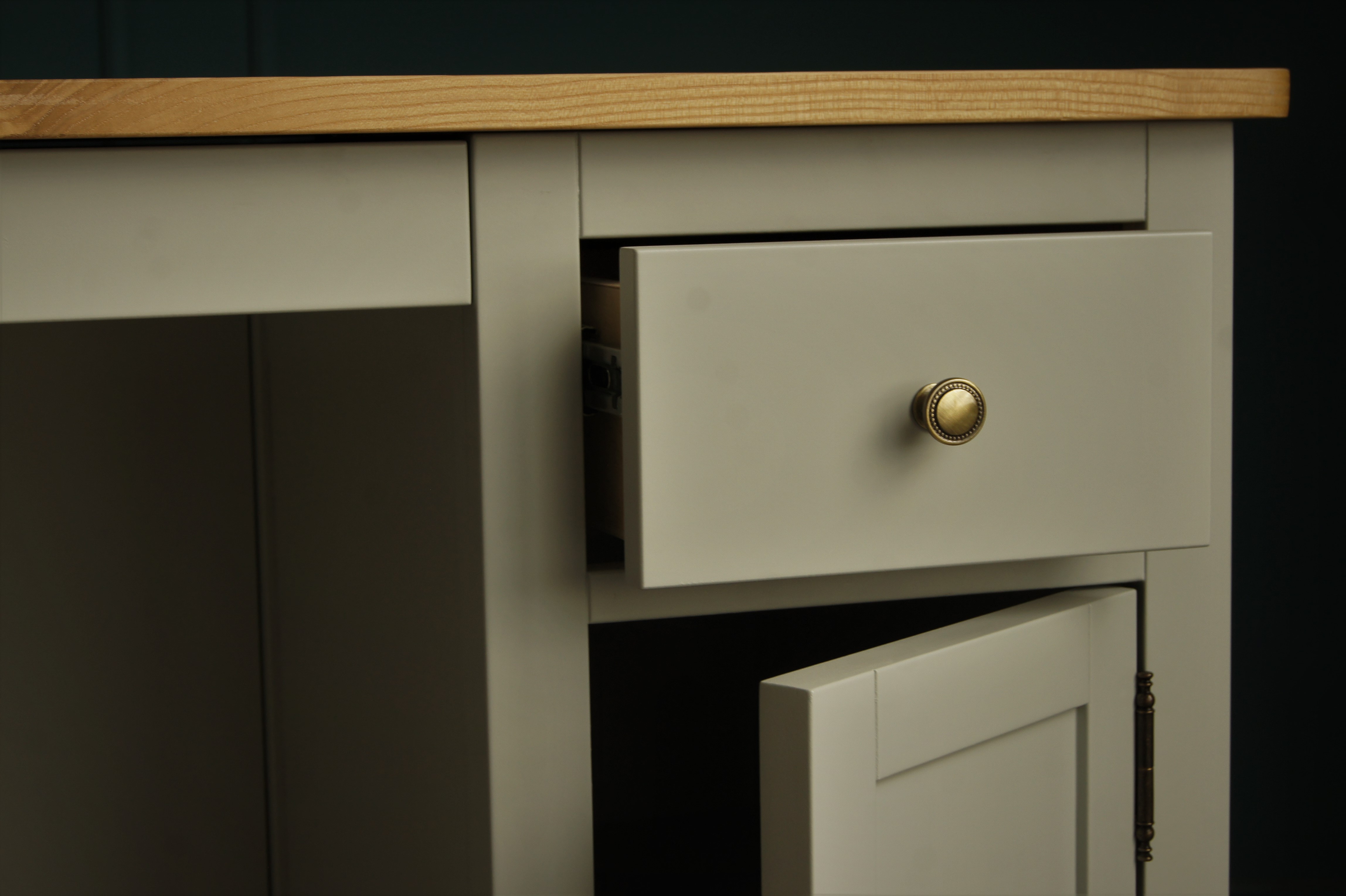 купить Большой рабочий стол "Jules Verne" с узкой тумбой серый арт JV14ETGG в интернет-магазине