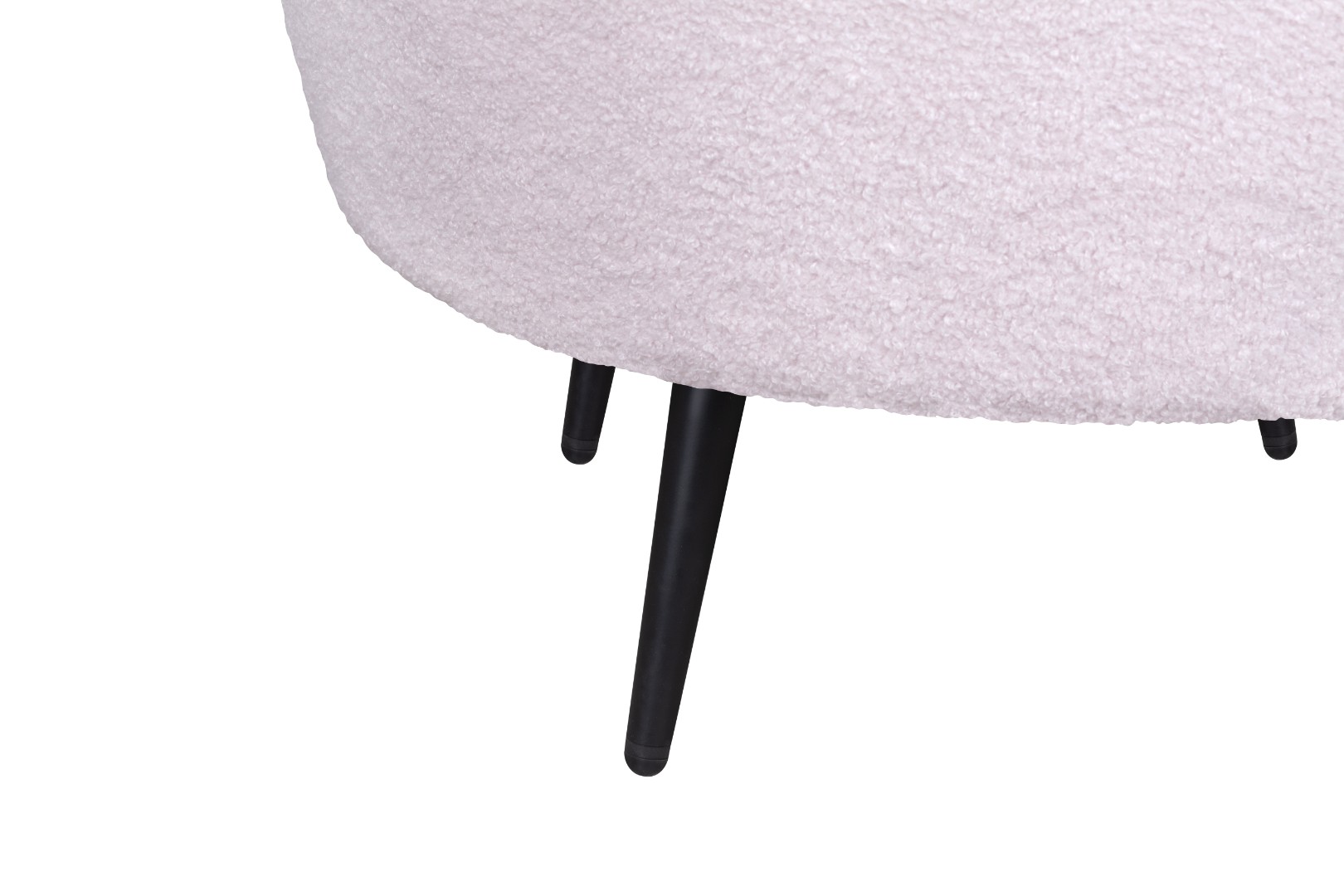 фото Низкое кресло ракушка Pearl Pink Boucle на черных ножках в интерьере