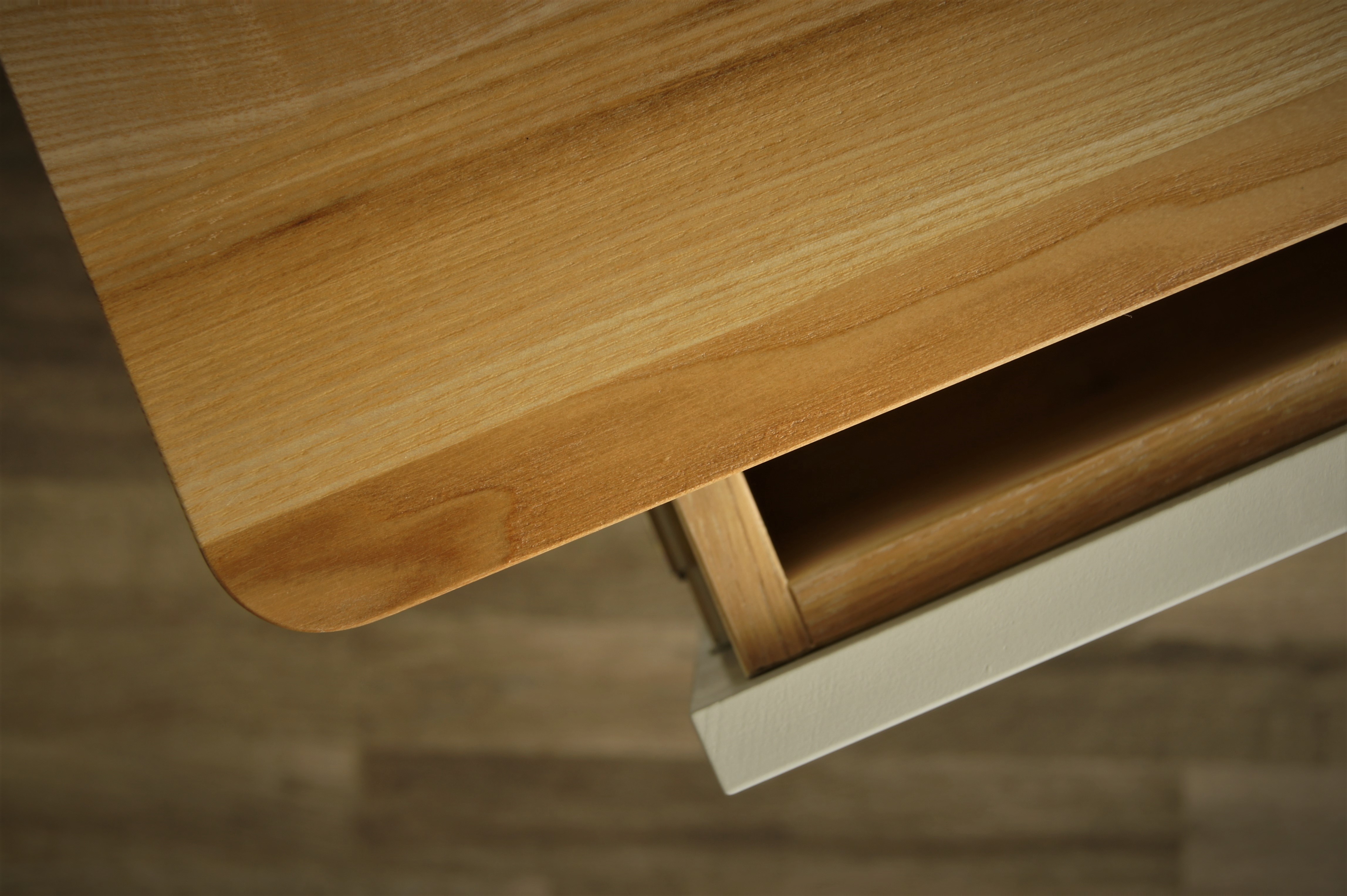 фото Большой рабочий стол "Jules Verne" с узкой тумбой серый арт JV14ETGG в интерьере