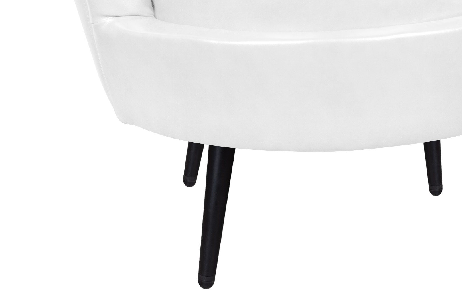 фото Низкое кресло ракушка Pearl White на черных ножках в интерьере