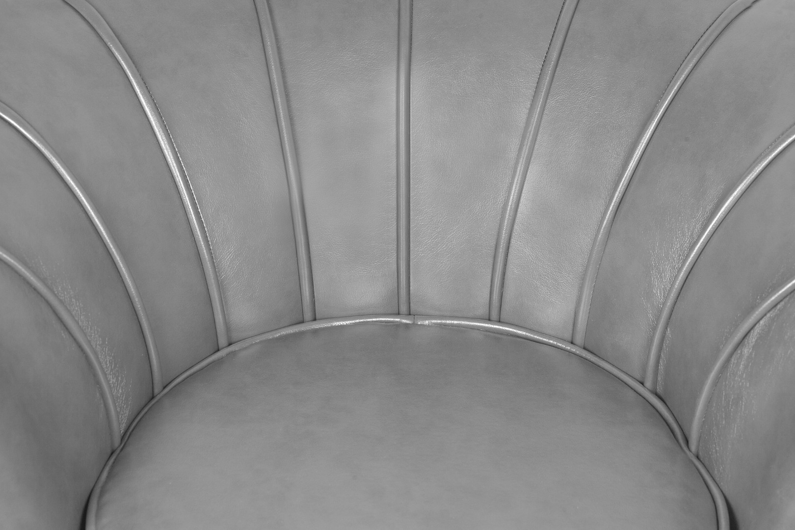 Низкое кресло ракушка Pearl Grey V2 в интерьере