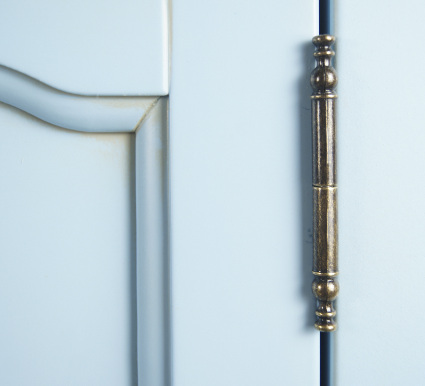 Голубой комод Leontina с дверками и ящиками арт ST9351B в интерьере в Москве Голубой комод Leontina с дверками и ящиками арт ST9351B в интерьере