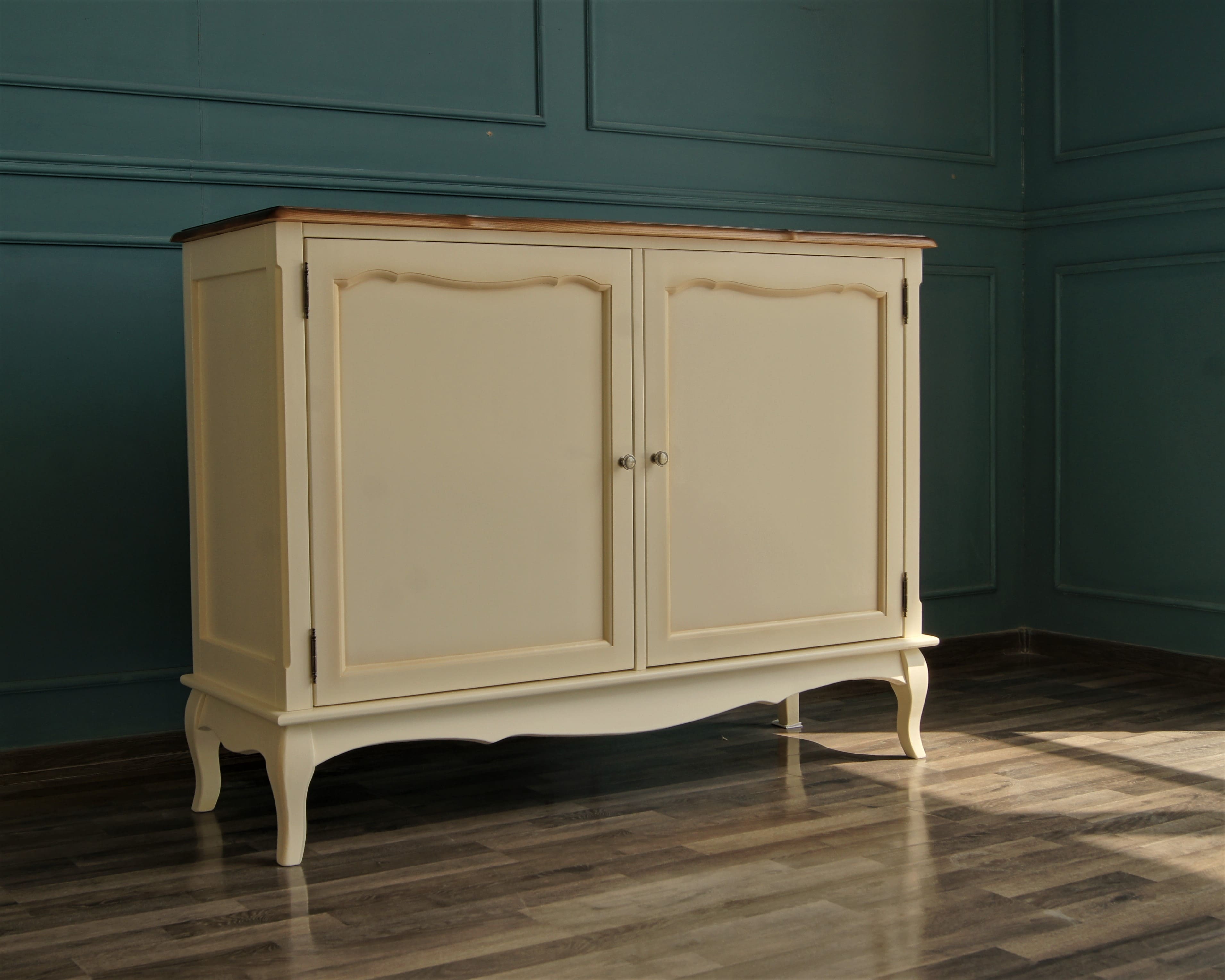 фото Комод "Leontina" бежевый с дверками арт ST9326 в интерьере