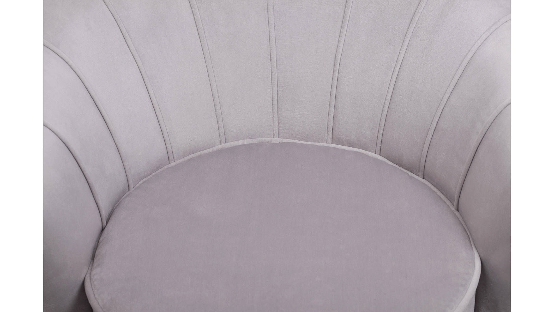 Низкое кресло ракушка Pearl Grey на черных ножках в интерьере