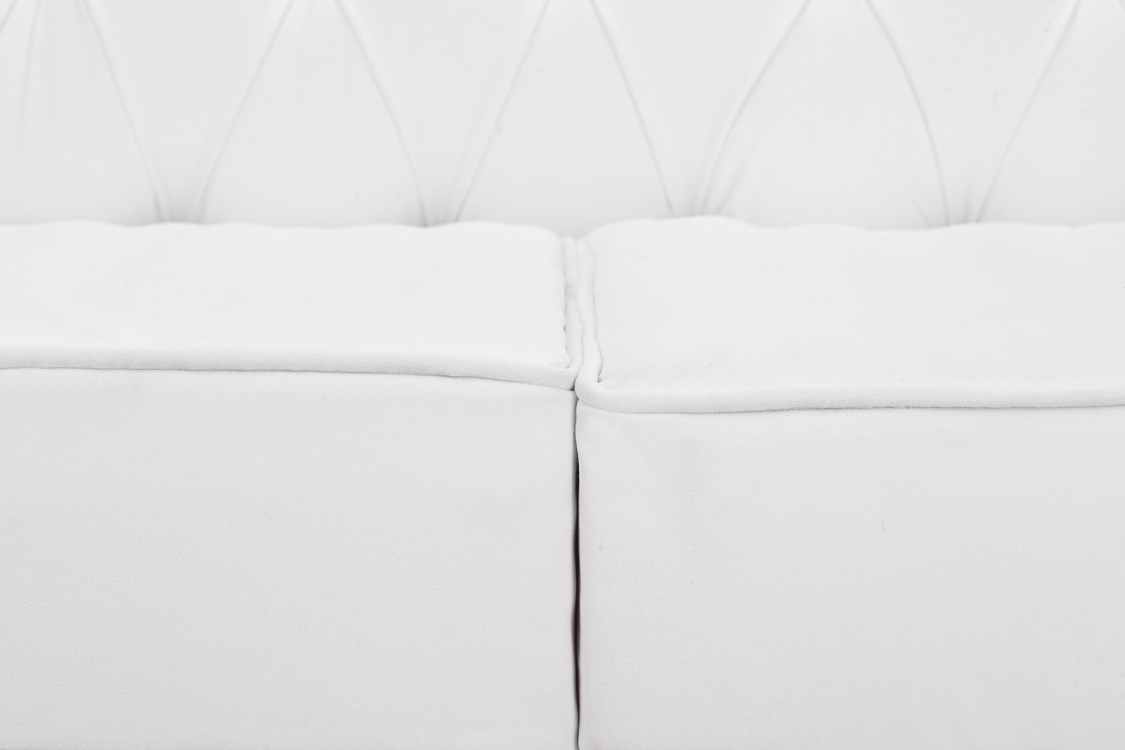 фото Трехместный прямой диван мягкий арт-деко Neylan белый в интерьере