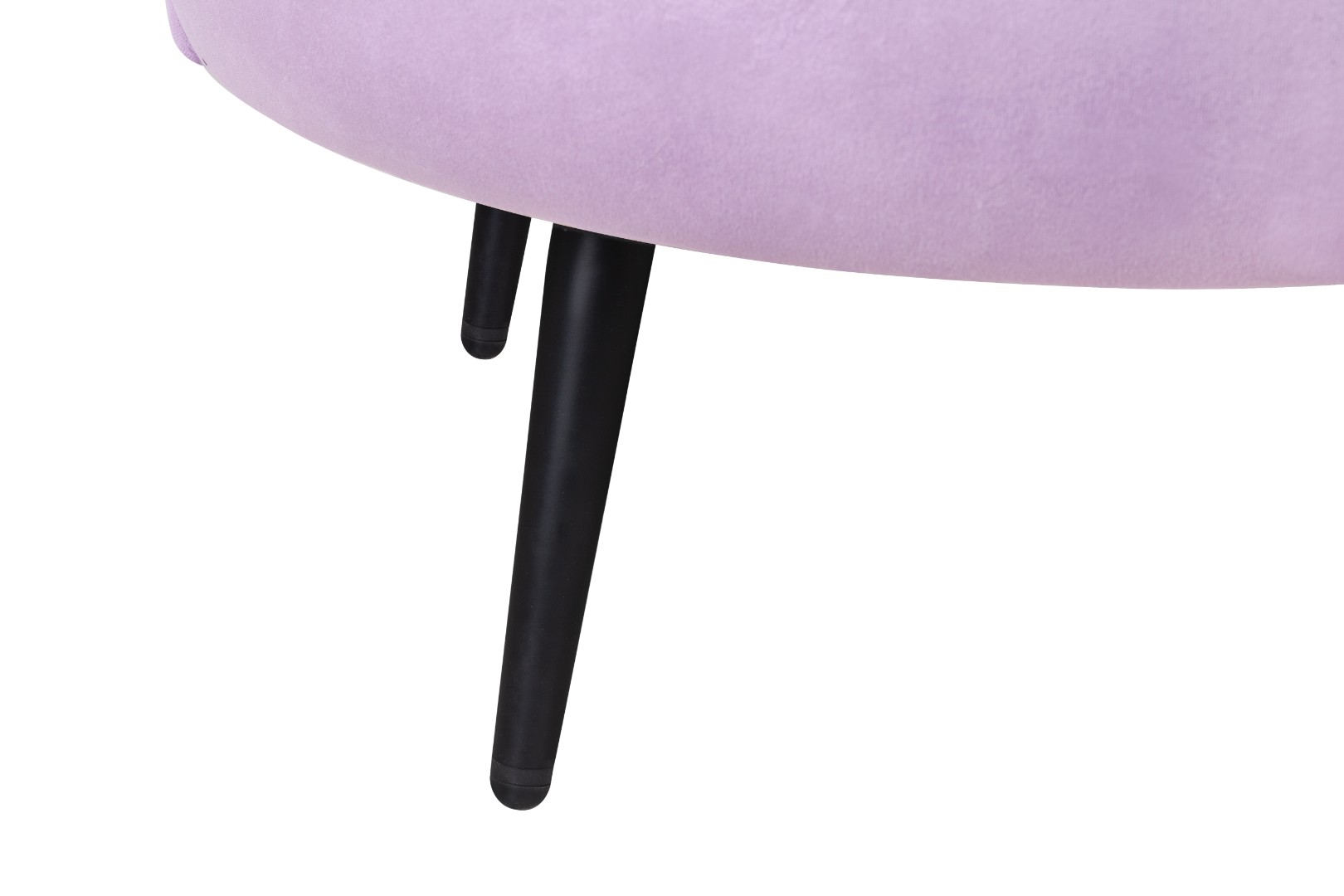 Низкое кресло ракушка Pearl Purple на черных ножках в интерьере