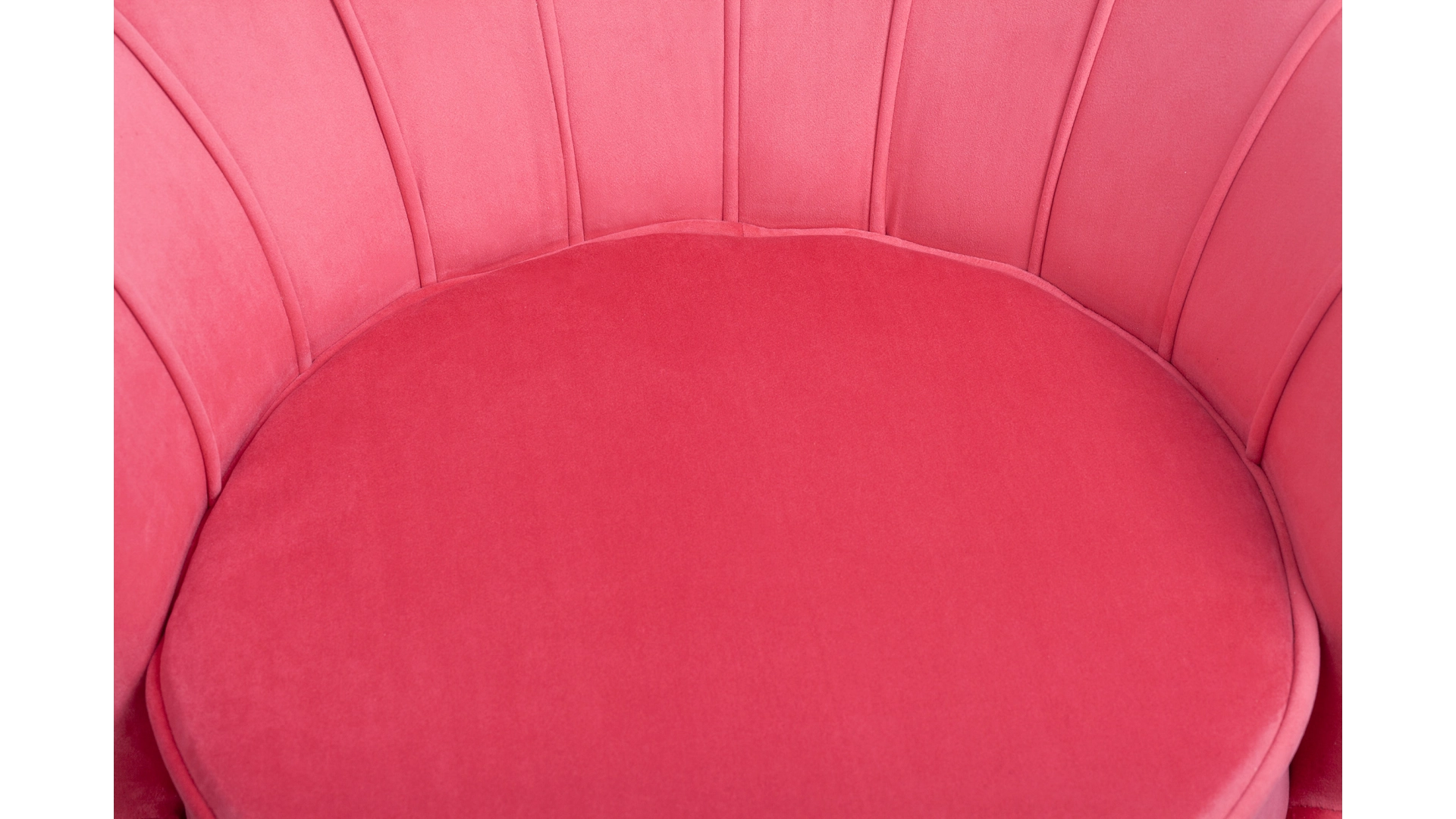 Низкое кресло ракушка Pearl Karmin на черных ножках в интерьере