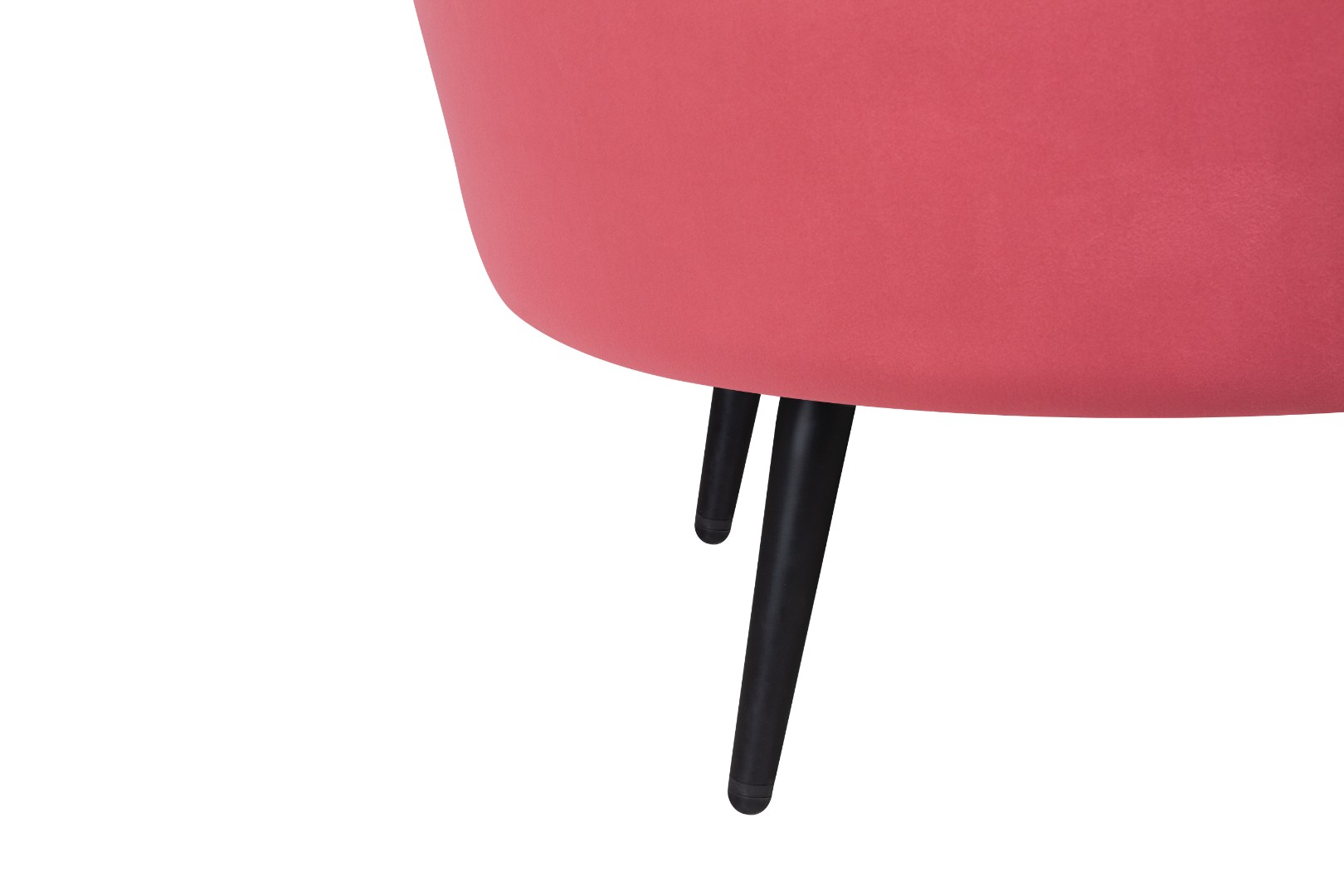 фото Низкое кресло ракушка Pearl Karmin на черных ножках в интерьере