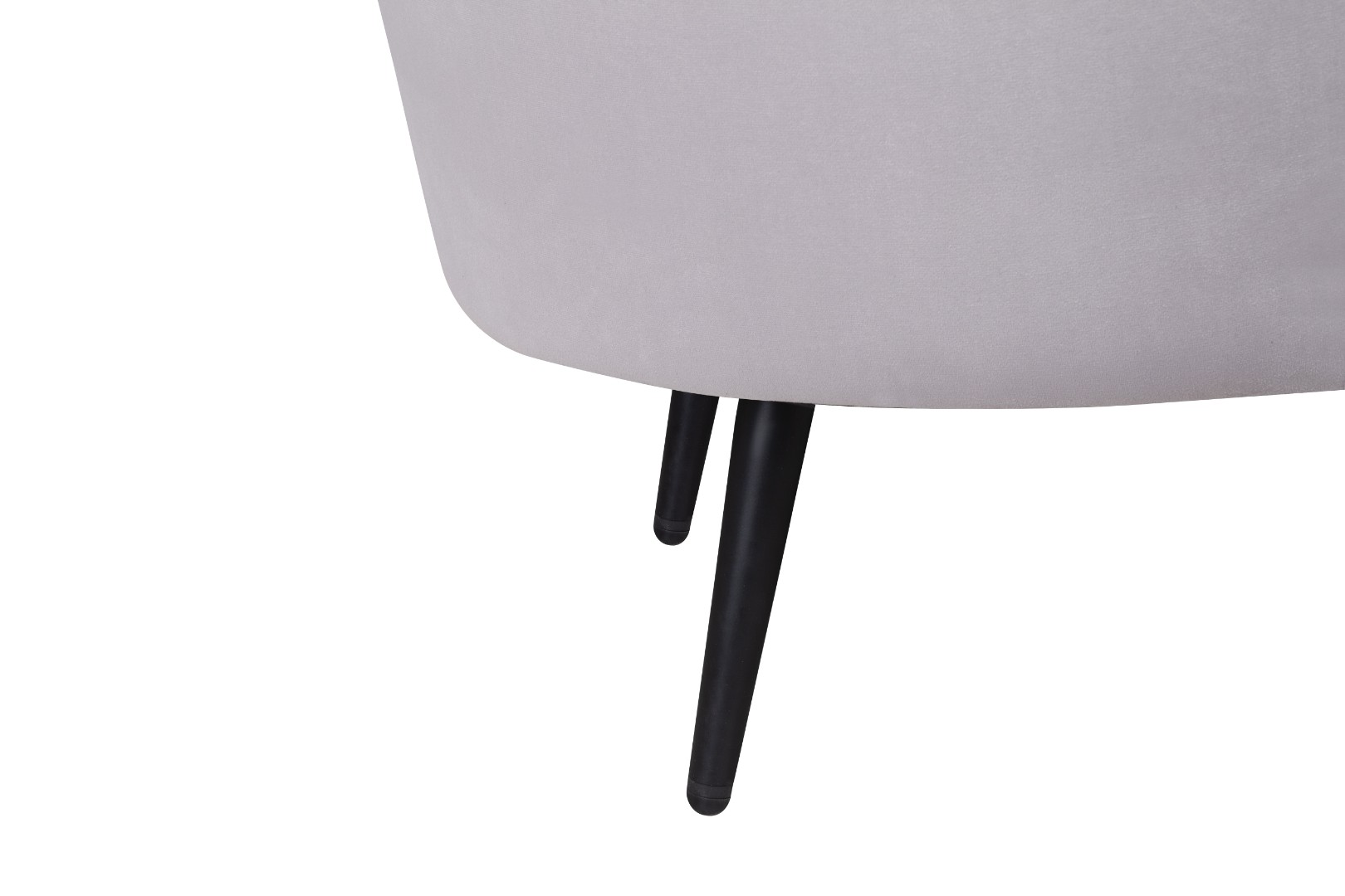 фото Низкое кресло ракушка Pearl Grey на черных ножках в интерьере