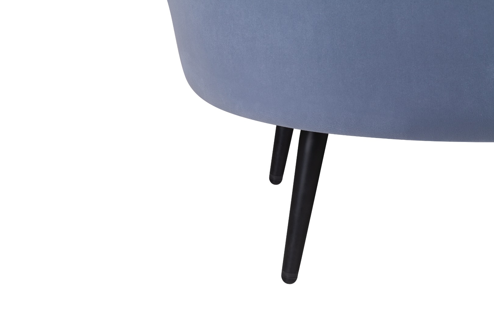 фото Низкое кресло ракушка Pearl Sky на черных ножках в интерьере