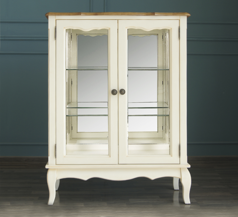 Шкаф "Leontina" для посуды двустворчатый арт ST9318 в интерьере в Москве Шкаф "Leontina" для посуды двустворчатый арт ST9318 в интерьере