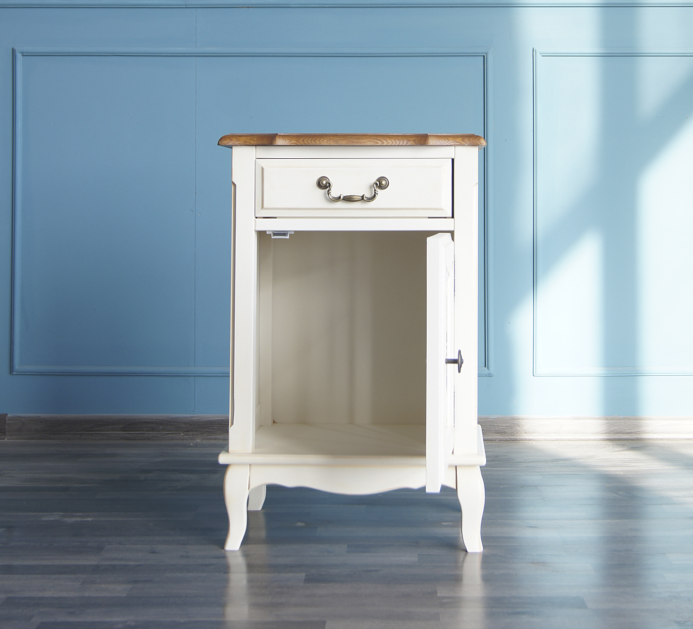 фото Прикроватная тумба "Leontina" с ящиком и дверцей арт ST9323 в интерьере