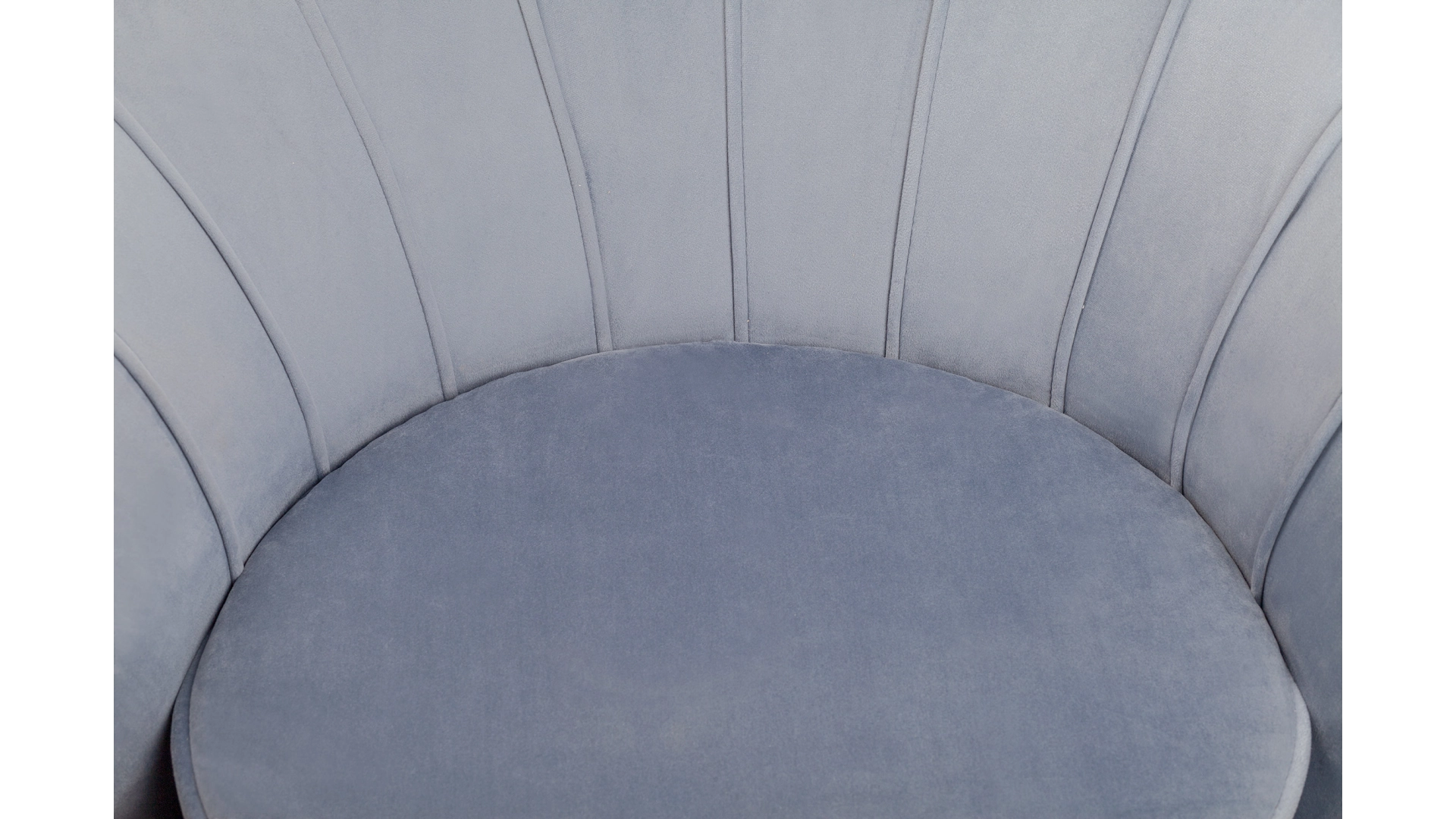 Низкое кресло ракушка Pearl Sky на черных ножках в интерьере