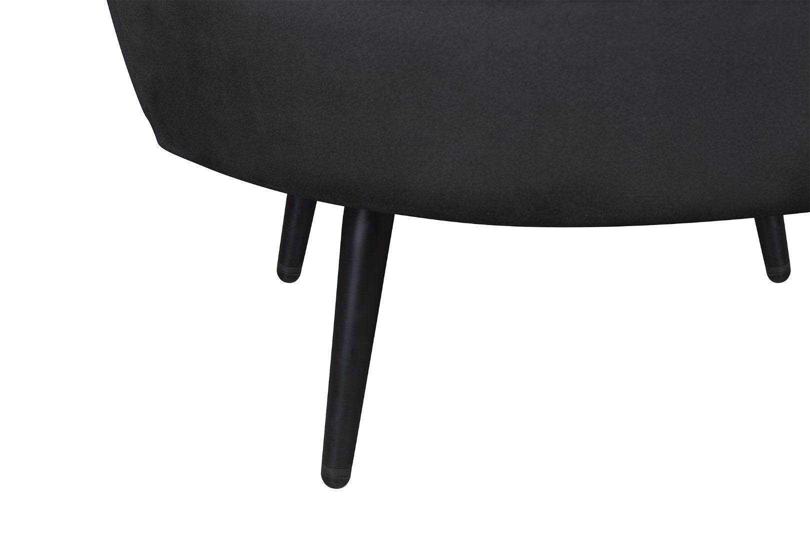 фото Низкое кресло ракушка Pearl черный на черных ножках в интерьере