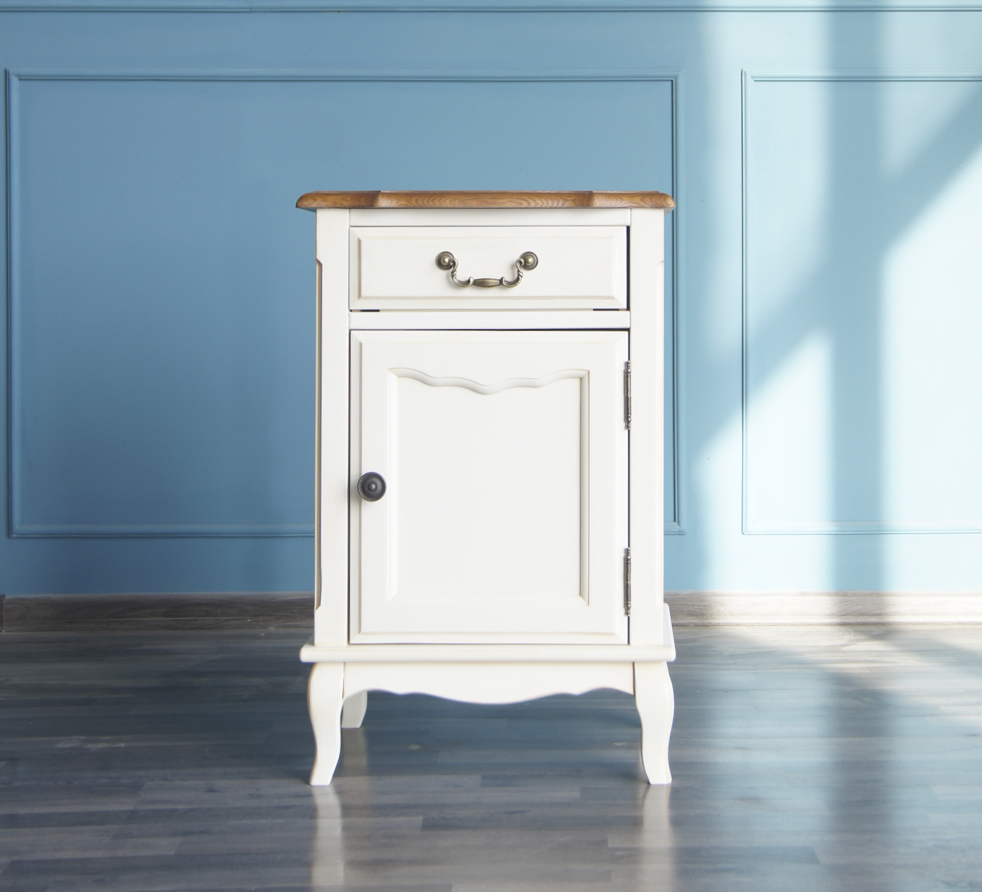 Прикроватная тумба "Leontina" с ящиком и дверцей арт ST9323 в интерьере