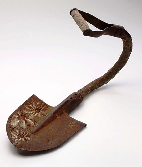 Стул или ржавая лопата? Неважно, главное — нитки и игла