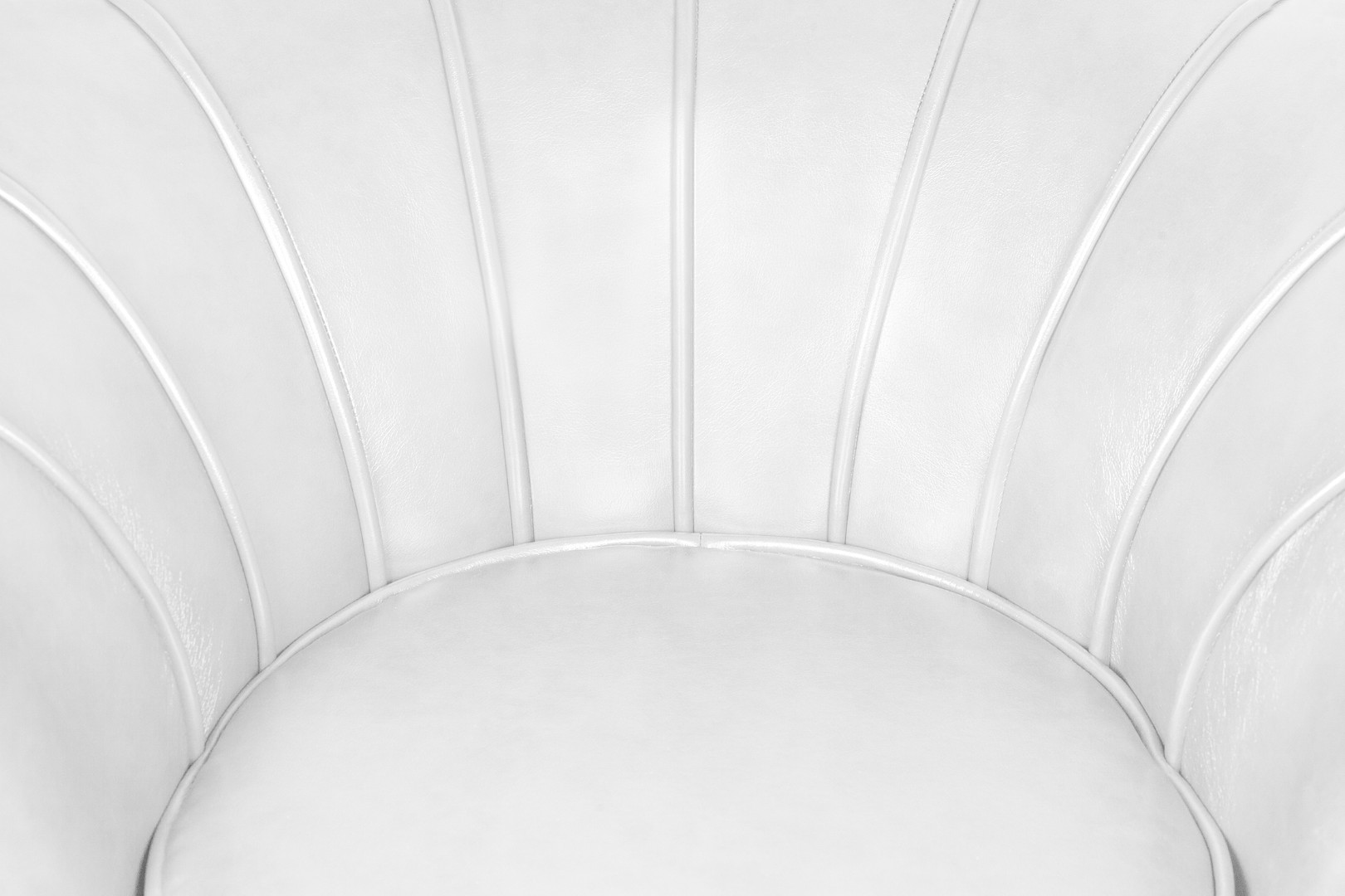 Низкое кресло ракушка Pearl White в интерьере в Москве Низкое кресло ракушка Pearl White в интерьере