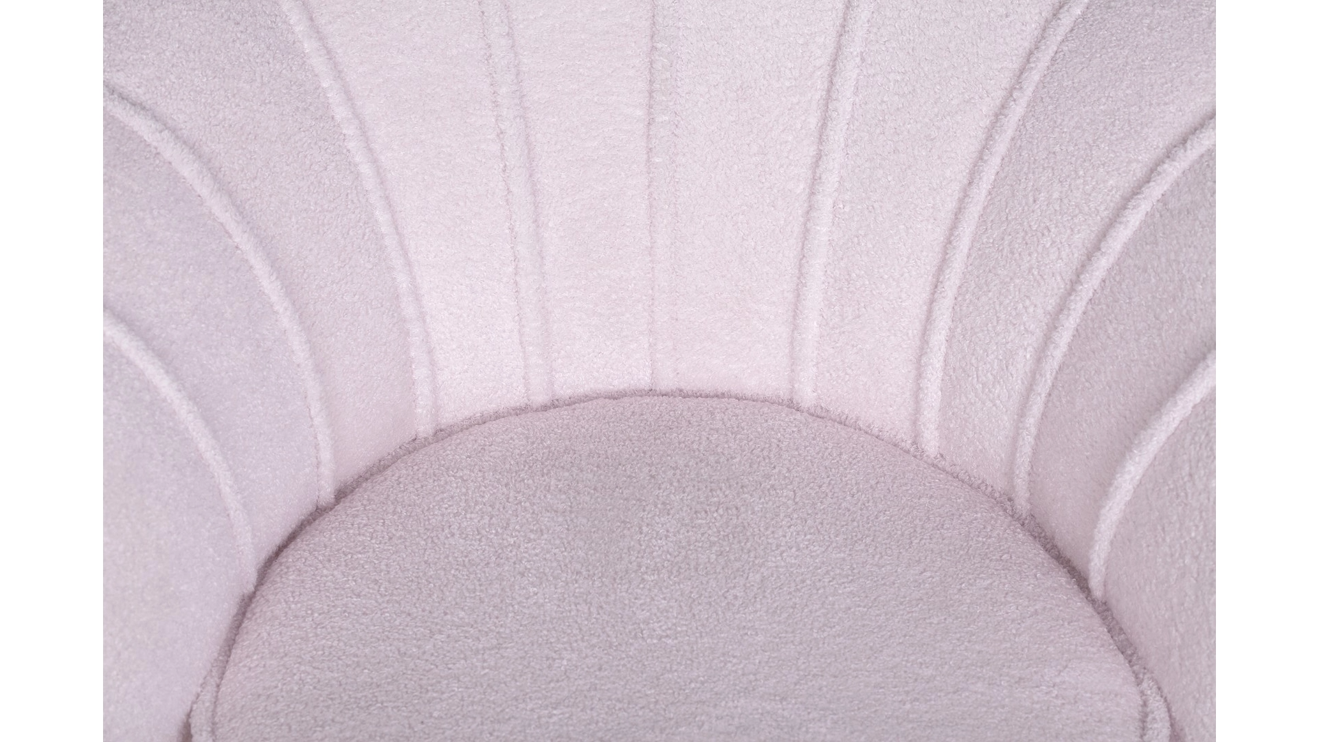 Низкое кресло ракушка Pearl Pink Boucle на черных ножках в интерьере