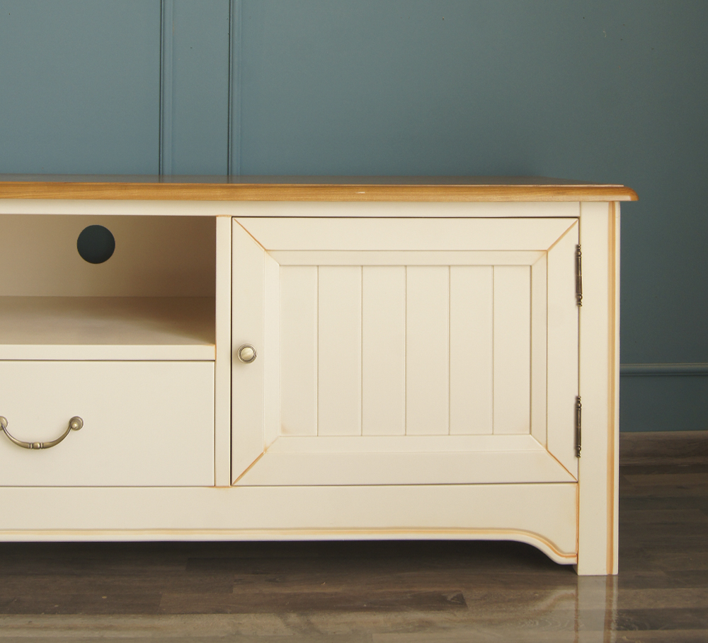 Бежевая консоль "Olivia" под TV удлиненная арт GC3006С в интерьере