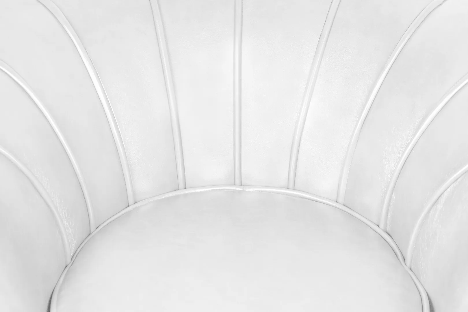 Низкое кресло ракушка Pearl White в интерьере