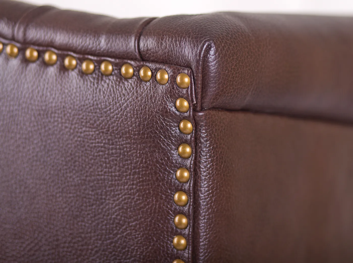 Каминное кожаное кресло Royal Brown в интерьере
