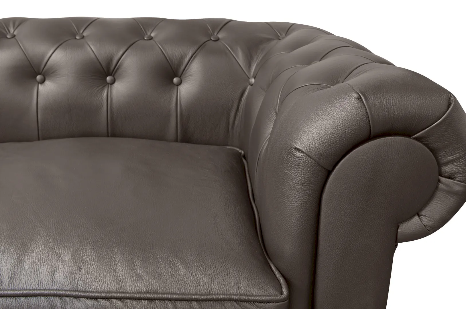 Диван из коричневой кожи Chesterfield Brown Leather 2S в интерьере в Москве
