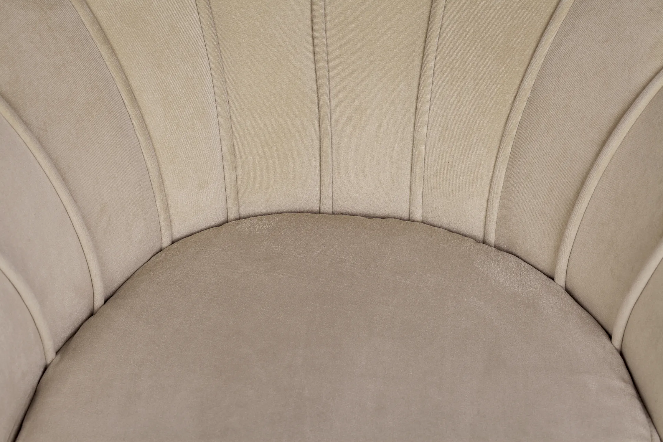 Низкое кресло ракушка Pearl Taupe в интерьере