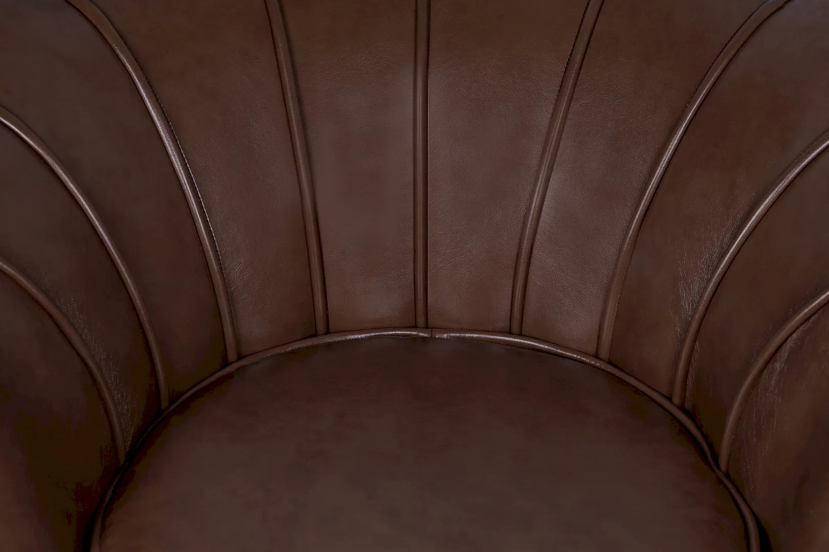 Низкое кресло ракушка Pearl Brown V2 в интерьере