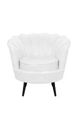 Низкое кресло ракушка Pearl White на черных ножках в интерьере в Москве