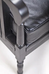 фото Классическое американское кресло Colin Black Leather в интерьере