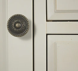 красивый Бежевый комод "Leontina" с дверками и ящиками арт ST9351 в интернет-магазине