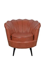 Низкое кресло ракушка Pearl Brown на черных ножках в интерьере